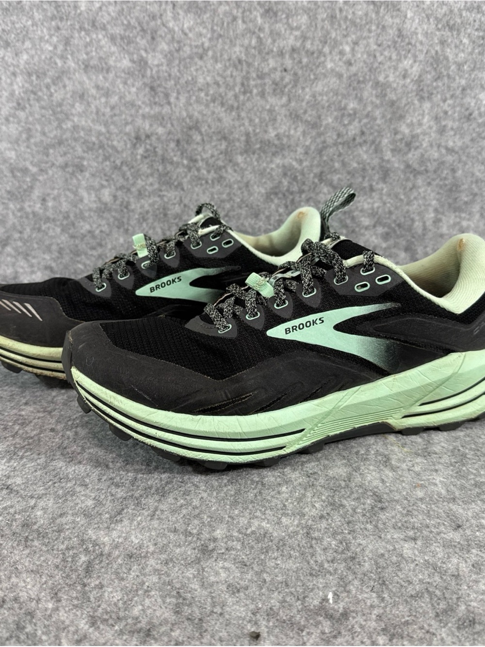 Brooks Cascadia 16 Tennis Shoes - Womens 9 - Black Green Running Walking Sneaker - Picture 1 of 12